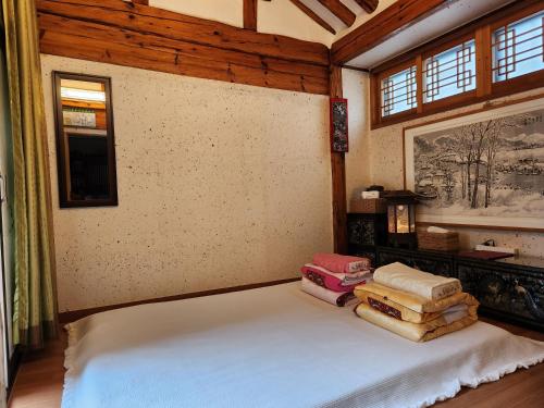 Postel nebo postele na pokoji v ubytování Seochon Guesthouse