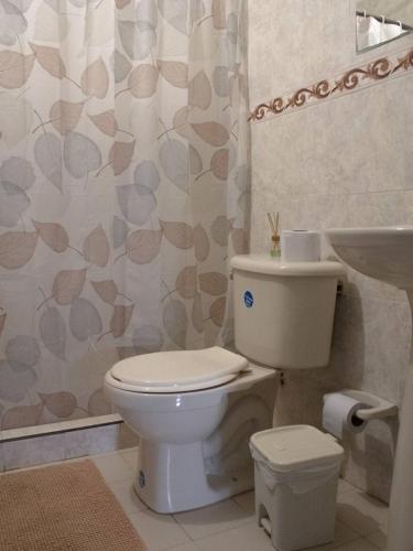 a bathroom with a toilet and a sink at Apartamento con buena ubicación PARA FAMILIA Grande in Cali