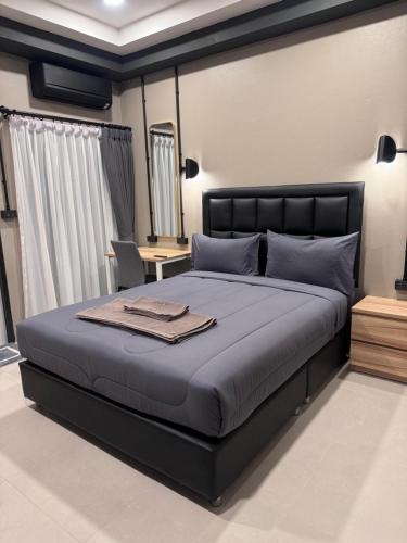 een slaapkamer met een groot bed en een bureau bij Cloud9 Reloaded in Pattaya