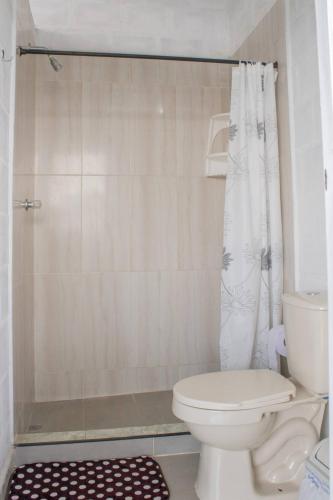a bathroom with a toilet and a shower at Apartamento con buena ubicación PARA FAMILIA Grande in Cali