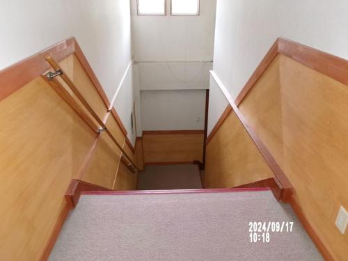 - Vistas a una escalera del edificio en Famille Wakata, en Hakuba