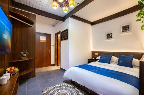 Un pat sau paturi într-o cameră la Huangshan Chuyuyuan Manju Homestay