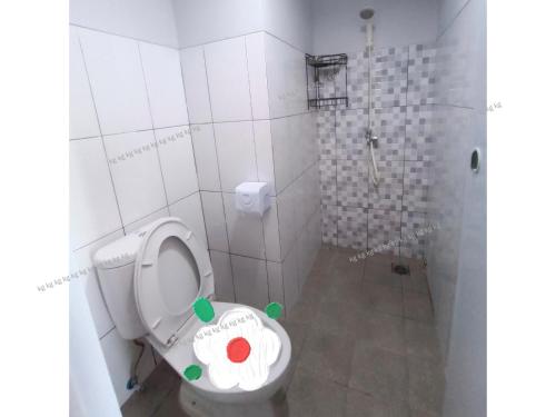 Ένα μπάνιο στο Comfortable Studio with City View Balcony - Mahata Margonda