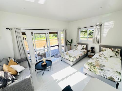 una sala de estar con un sofá y una mesa en Muri Serene Villas, en Muri