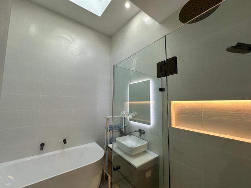 Koupelna v ubytování Plumeria Cottage Haven by the Beach 25mins from Sydney CBD