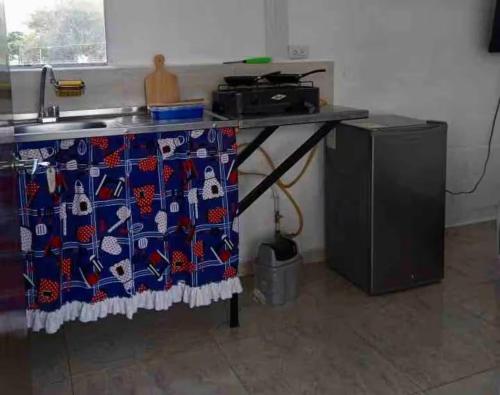 a kitchen with a table with a counter top at Apartamento con buena ubicación PARA FAMILIA Grande in Cali