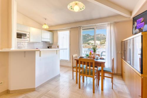 une cuisine et une salle à manger avec une table et des chaises dans l'établissement Top Floor Apt Close To The Sea - Happy Rentals, à Menton