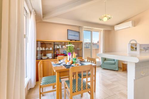 une cuisine et une salle à manger avec une table et des chaises dans l'établissement Top Floor Apt Close To The Sea - Happy Rentals, à Menton