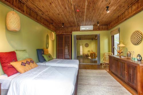 a bedroom with two beds in a room at Hồ Đá Cổ Thiên Long Resort Hòa Bình in Hòa Bình