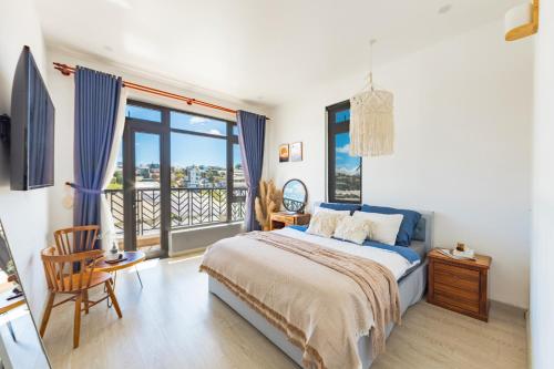 a bedroom with a bed and a balcony at Boho Boutique Da Lat - View nhà lồng lãng mạn in Da Thanh