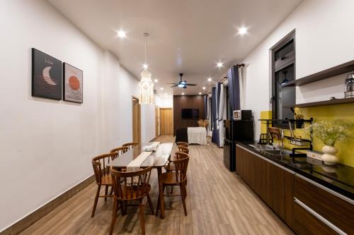 a kitchen and dining room with a table and chairs at Boho Boutique Da Lat - View nhà lồng lãng mạn in Da Thanh