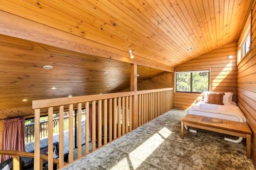 Ένα ή περισσότερα κρεβάτια σε δωμάτιο στο Whispering Pines 4