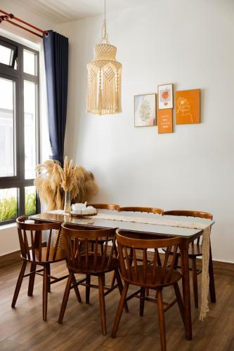 a dining room with a table and four chairs at Boho Boutique Da Lat - View nhà lồng lãng mạn in Da Thanh