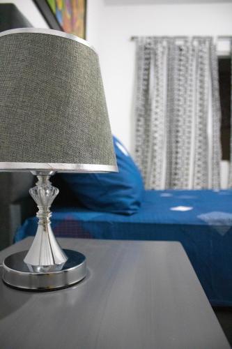 a silver lamp sitting on top of a table at Apartamento con buena ubicación PARA FAMILIA Grande in Cali