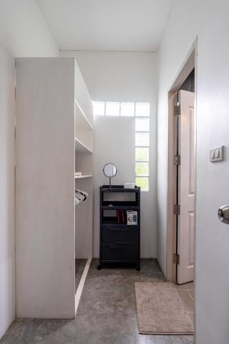 a room with a closet with a mirror and a door at Sun & Sand Bungalows in Thongsala