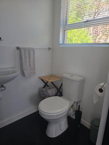 um banheiro branco com vaso sanitário e pia em Majhiya on Ferndale apt em Gqeberha