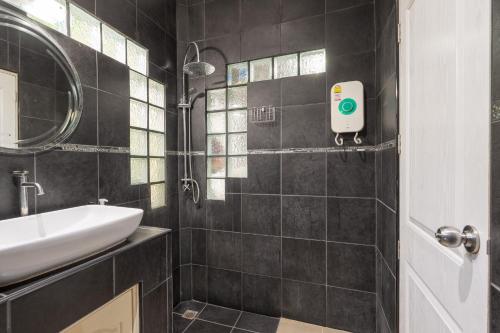 a bathroom with a sink and a shower at Sun & Sand Bungalows in Thongsala