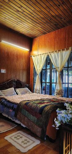 Postel nebo postele na pokoji v ubytování Tiệm cà phê trong rừng mimosa