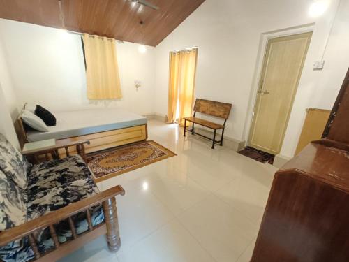 Un ou plusieurs lits dans un hébergement de l'établissement 3 bedrooms farmhouse, homestay near trimbak