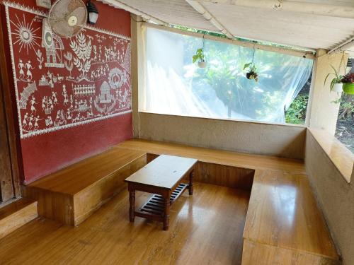 Coin salon dans l'établissement 3 bedrooms farmhouse, homestay near trimbak