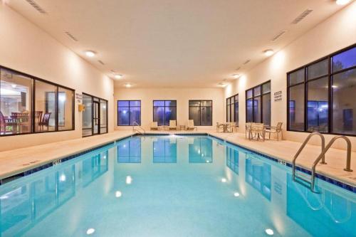 Bazén v ubytování HOLIDAY INN EXPRESS RINGGOLD (CHATTANOOGA AREA) By IHG nebo v jeho okolí