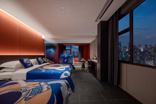 Postel nebo postele na pokoji v ubytování ENJI S Shancheng Designer Hotel