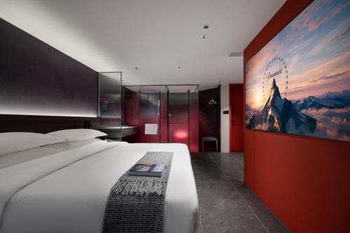 Postel nebo postele na pokoji v ubytování ENJI S Shancheng Designer Hotel
