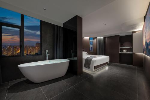Postel nebo postele na pokoji v ubytování ENJI S Shancheng Designer Hotel