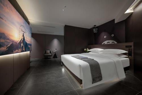 Postel nebo postele na pokoji v ubytování ENJI S Shancheng Designer Hotel
