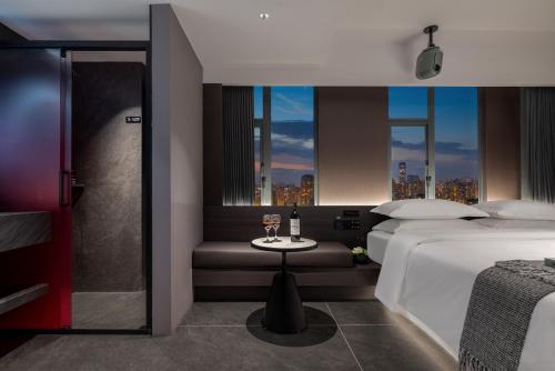 Postel nebo postele na pokoji v ubytování ENJI S Shancheng Designer Hotel