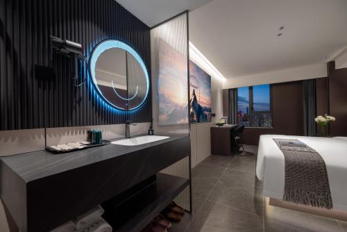 Postel nebo postele na pokoji v ubytování ENJI S Shancheng Designer Hotel