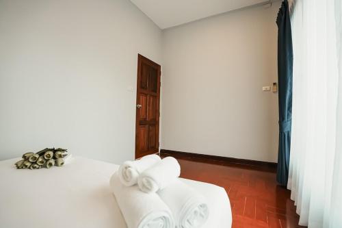 ein Zimmer mit einem Bett mit Handtüchern darauf in der Unterkunft 906 Bangkok City Center Single Pool Villa BTS Asok 5 Bedrooms 6 Bathrooms in Bangkok