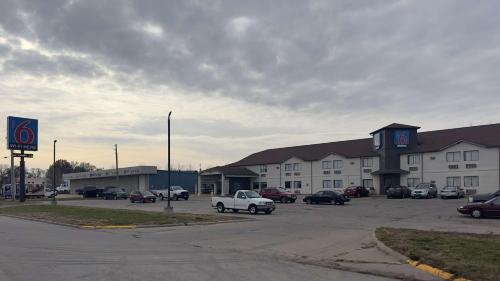 a building with cars parked in a parking lot at Motel 6-Waterloo, IA in Waterloo