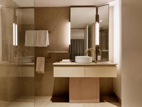 Bilik mandi di Adina Apartment Hotel Sydney Town Hall