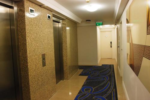 Astor Metropole Hotel tesisinde bir banyo