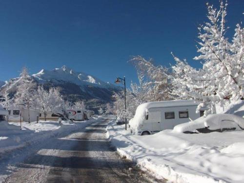 eine schneebedeckte Straße mit einem Berg im Hintergrund in der Unterkunft Apartment in Aschau with Zillertal Views in Aschau