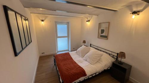 une chambre avec un lit et une fenêtre dans l'établissement Le Garage, au Mans