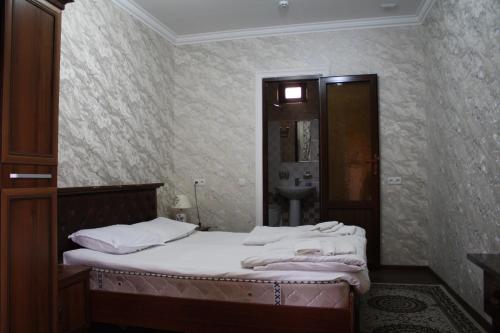 Katil atau katil-katil dalam bilik di Tilyakori Hotel
