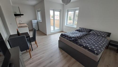 Posteľ alebo postele v izbe v ubytovaní Apartmán u letiště