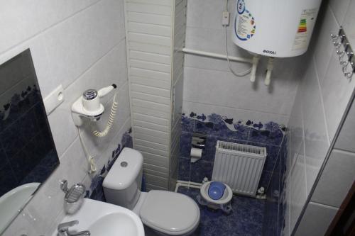 Bilik mandi di Tilyakori Hotel