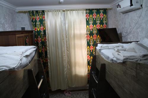 Katil atau katil-katil dalam bilik di Tilyakori Hotel