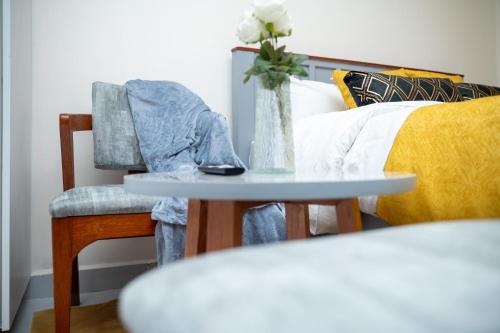 Cama o camas de una habitación en Modern Posh Studio at Luxore Apartments