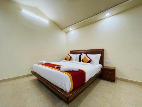 une chambre avec un grand lit dans une pièce dans l'établissement S K Pushkar Resort, à Pushkar