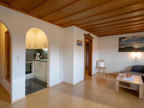 una sala de estar con un sofá y una mesa en Kröpflhof, en Sankt Johann in Tirol
