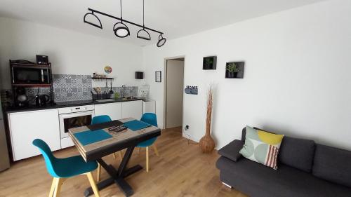 un salon avec une table et un canapé dans l'établissement Appartement avec terrasse dans maison individuelle, à Ceyreste