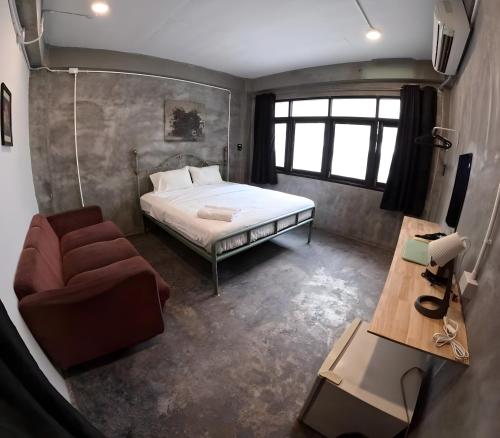 a small room with a bed and a couch at XX GO INN BTS Ari - BTS Ari Station in Sathani Sam Sen