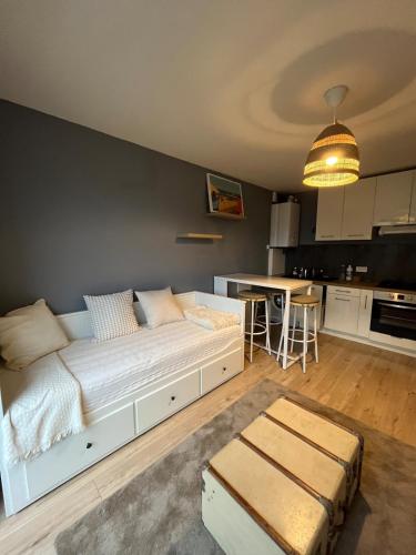 une chambre avec un grand lit et une cuisine dans l'établissement Apartment Les Sables-d'Olonne, à Les Sables-dʼOlonne