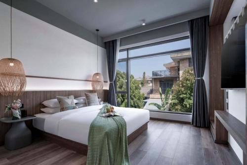 Postel nebo postele na pokoji v ubytování Xishuangbanna Verdant House Resort Hotel