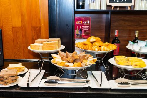 een buffet met verschillende broodjes en zoete deegwaren bij La Regina Royal Cruise in Ha Long