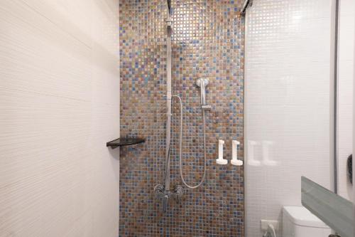 a bathroom with a shower with a glass door at Guide Hotel Taichung Ziyou in Taichung